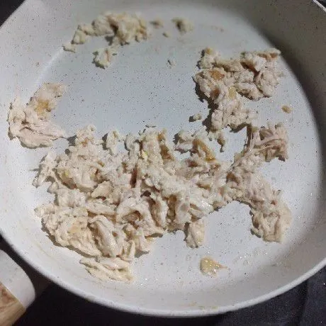 Setelah ayam padat hancurkan ayam menggunakan sutil, lanjutkan menumis hingga ayam benar benar matang dan kering, sisihkan.