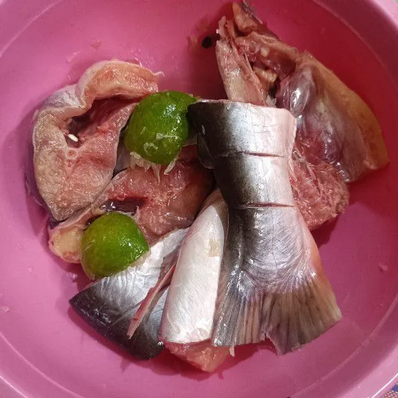 Cuci bersih ikan patin, potong sesuai selera lalu ku curi dengan perasan jeruk nipis, diamkan sesaat.