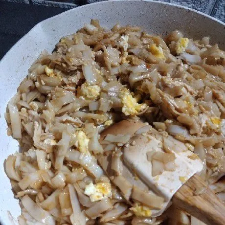 Campur kwetiau dengan saos tiram dan kecap asin, aduk rata, panaskan minyak masukkan telur aduk aduk hingga telur matang, masukkan kwetiau tumis bersama telur hingga tercampur rata, tambahkan gula dan kaldu jamur.