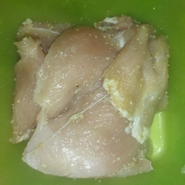 Potong daging ayam lalu marinasi dengan bawang putih bubuk, kaldu bubuk dan lada bubuk, aduk rata, diamkan di kulkas minimal 30 menit.
