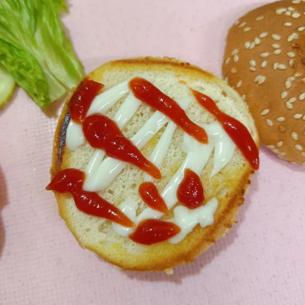 Ruang mayonaise dan saus sambal/tomat diatas roti burger.