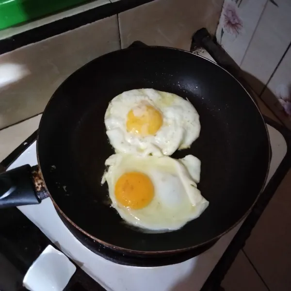 Ceplok telur hingga matang beri sejumpit garam