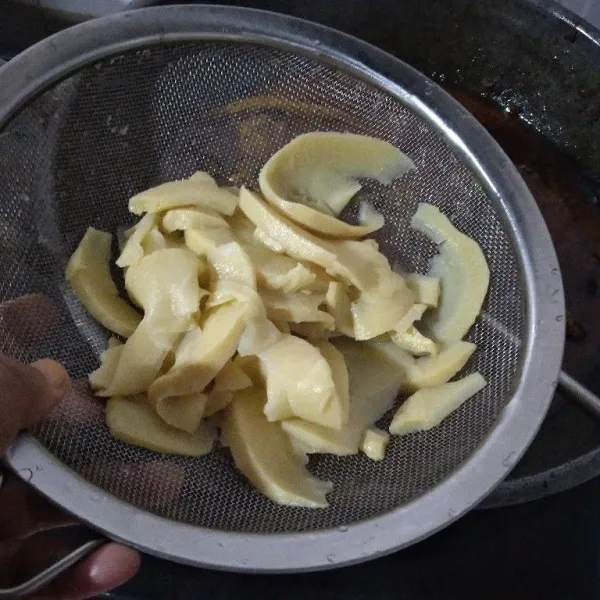 Masukkan rebung. Masak sampai daging empuk dan kuah mengental.