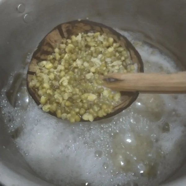 Masak kacang hijau sampai setengah empuk.