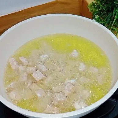 Goreng tempe hingga setengah matang.