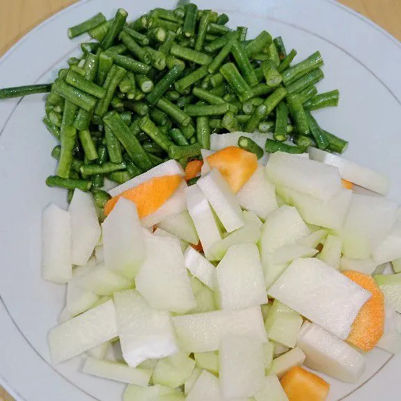 Potong-potong sayur labu siam, wortel dan kacang panjang.