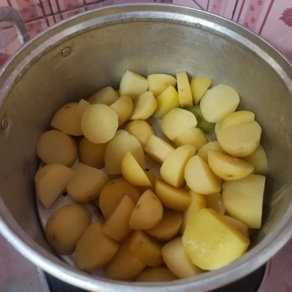 Kupas kentang, cuci bersih kemudian kukus sampai empuk dan matang.