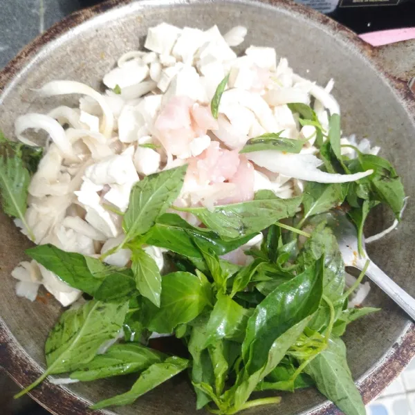 Masukkan kemangi, jamur dan ayam.