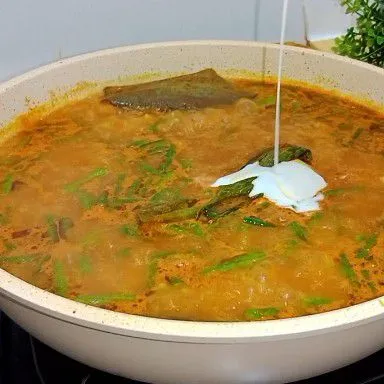 Masukkan sayur dan santan lalu masak hingga matang kemudian tambahkan garam, gula pasir dan kaldu bubuk. Lodeh sayur merah siap disajikan.