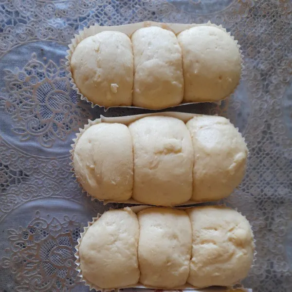 Bagi adonan seberat 20 gram atau sesuai selera, lalu tata di kertas roti, dan diamkan selama 1 jam hingga mengembang.