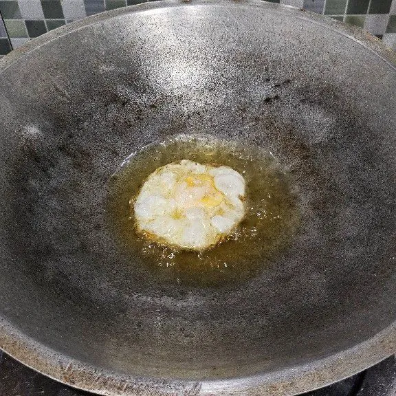 Buat telur ceplok lalu tiriskan.