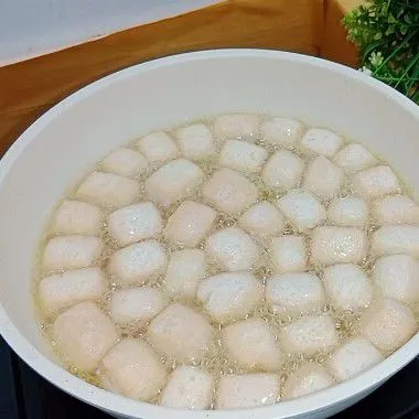 Panaskan minyak goreng lalu goreng tahu hingga setengah matang.