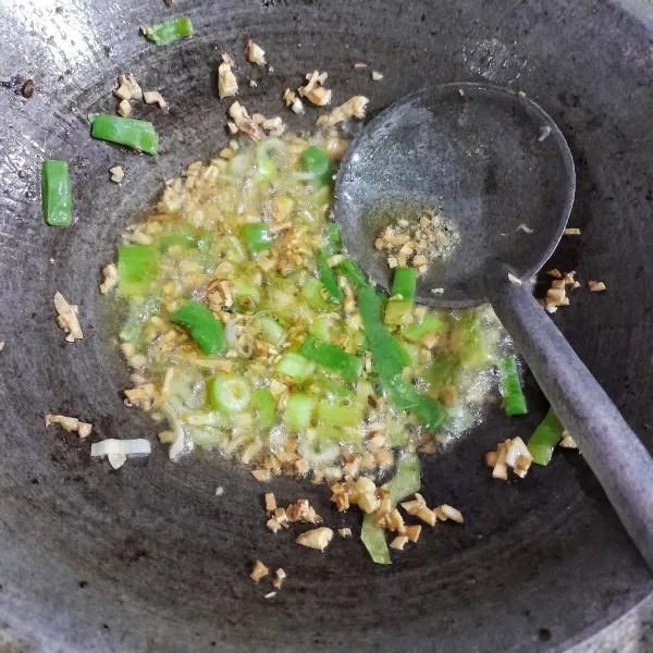 Panaskan minyak sayur dan salted butter dengan api sedang dan tumis bawang putih hingga layu, masukkan daun bawang dan tumis kembali.