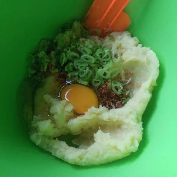 Campur kentang dengan bumbu halus, telur, dan daun bawang aduk hingga tercampur rata.