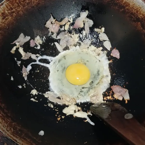 Tambahkan telur aduk-aduk.