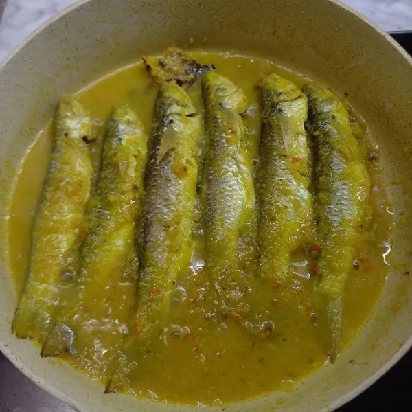 Masak ikan sampai air agak menyusut. Koreksi rasa.