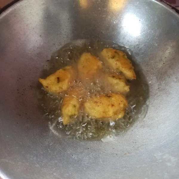 Cetak adonan menggunakan dua buah sendok makan, dan masukkan kedalam minyak yang sudah dipanaskan goreng hingga matang.