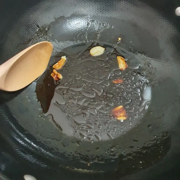 Tumis bawang putih sampe harum, masukkan campuran saus. Masak hingga mendidih.