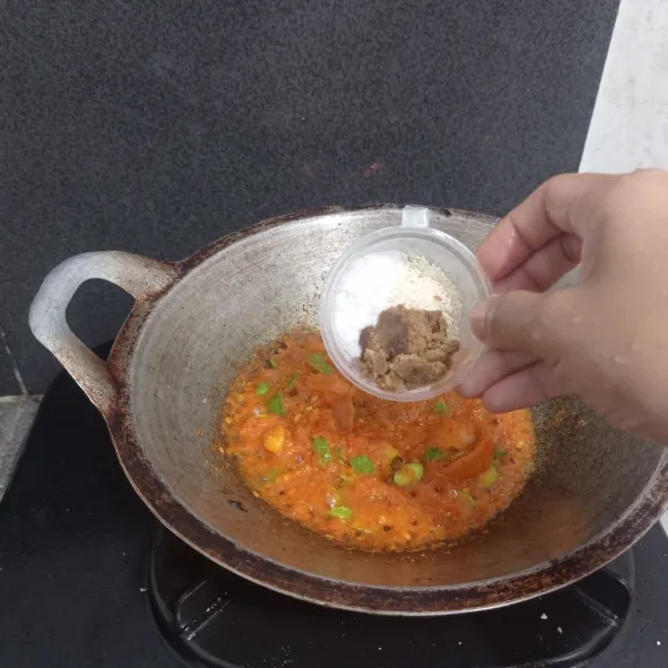 Tambahkan garam, gula dan kaldu jamur.