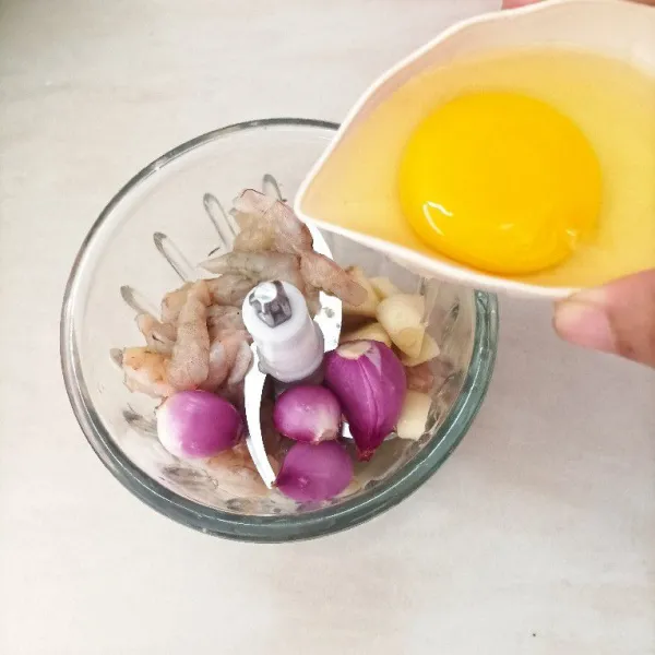 Masukkan udang kupas, garam, lada, gula, kaldu bubuk, telur dan air dalam food processor kemudian haluskan.