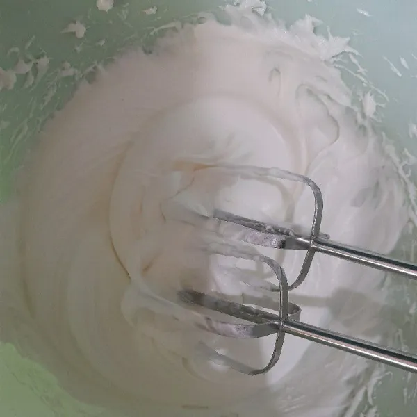 Topping : campurkan whip cream dengan air dingin lalu mixer hingga mengembang dan masukkan ke dalam plastik segitiga, simpan dalam kulkas sebentar.