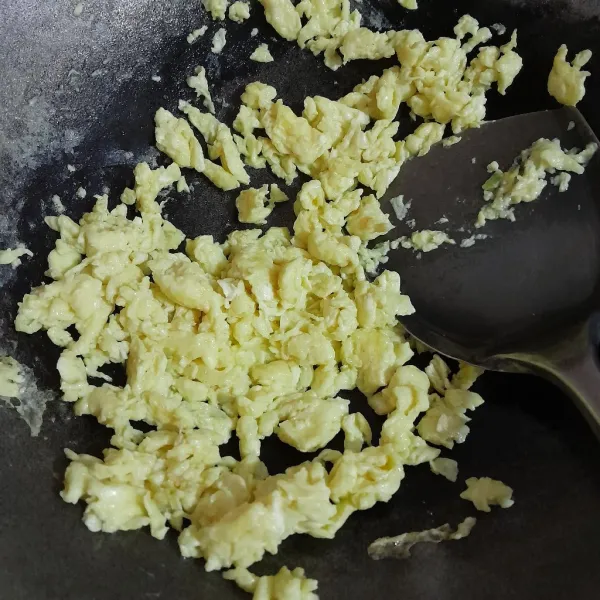 Kocok lepas telur bersama ¼ sdt garam halus dan dadar lalu orak arik, sisihkan.