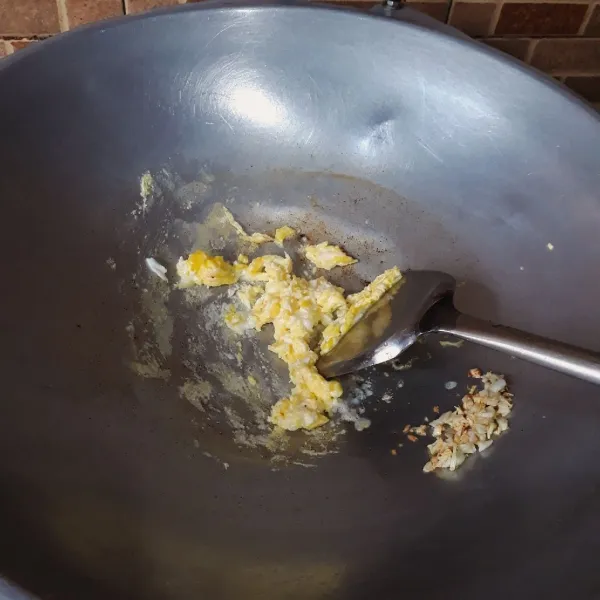 Masukkan telur, goreng dan orak arik hingga matang.