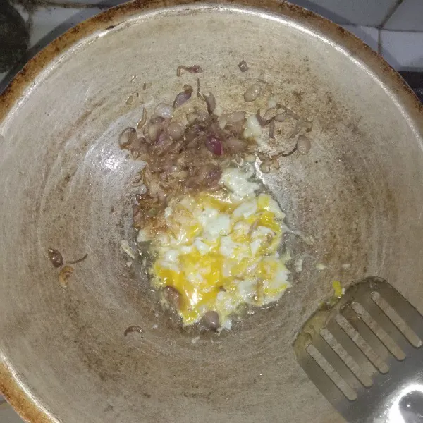 Masukkan telur dan di orak arik.