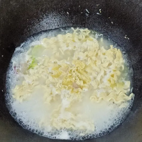 Rebus mie hingga matang dan masukan semua bumbu mie instan.