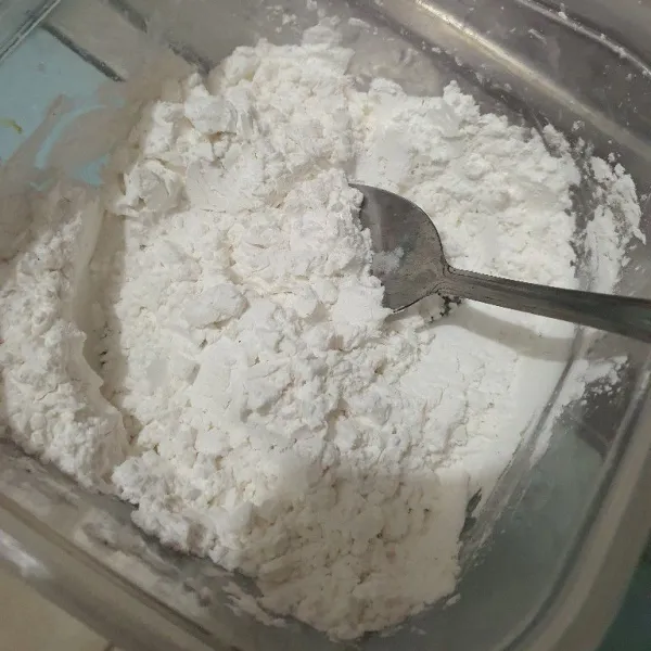 Campur tepung tapioka dengan garam & merica.