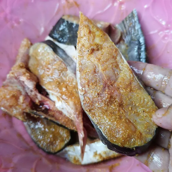 Kemudian bumbu ikan dengan bumbu marinasi.