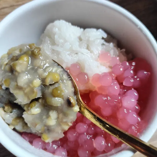 Masak Kacang hijau: cuci bersih kacang hijau, kemudian rebus dengan air, tambahkan daun pandan. Rebus hingga empuk. Sisihkan. Masak Mutiara: rebus sagu mutiara dengan air sampai matang. kemudian tambahkan air dingin dan tiriskan.