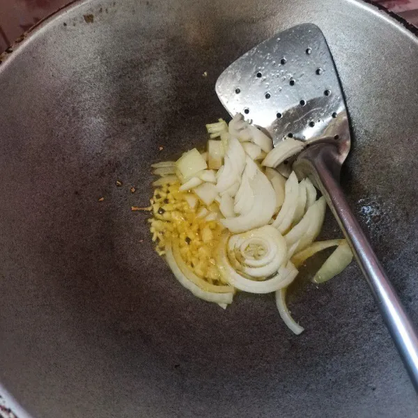 Panaskan margarin, tumis bawang putih dan bawang bombai sampai harum dan matang.