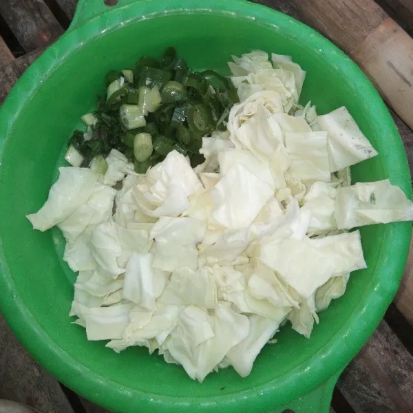 Cuci bersih sayur kubis, daun bawang dan seledri lalu iris-iris.