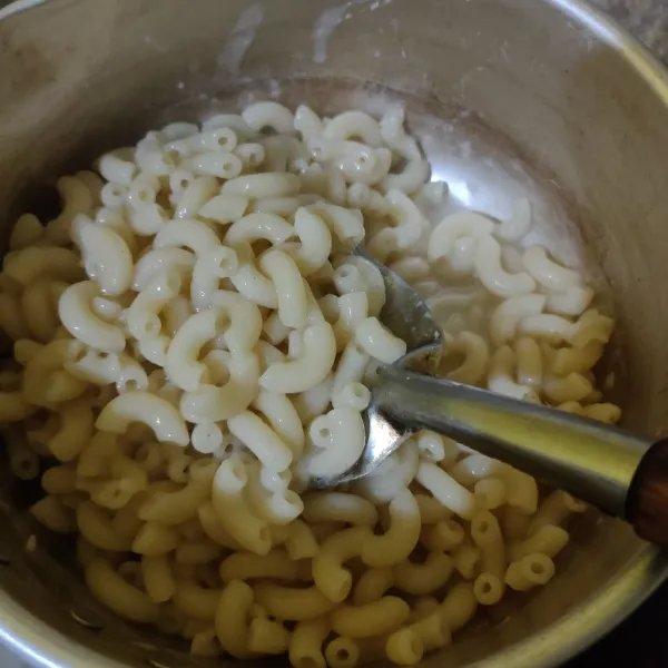 Campurkan air dan garam, aduk rata lalu masukkan macaroni dan rebus hingga matang, sisihkan.