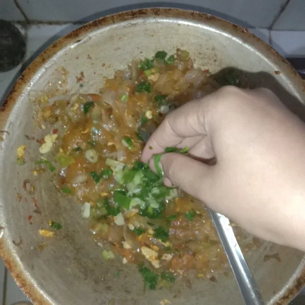 Tambahkan daun bawang dan seledri, aduk, dan kwetiau goreng siap untuk di santap.