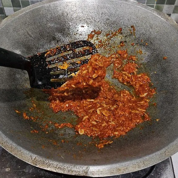 Masak hingga set dan tanak. Koreksi rasa nya setelah itu matikan api.