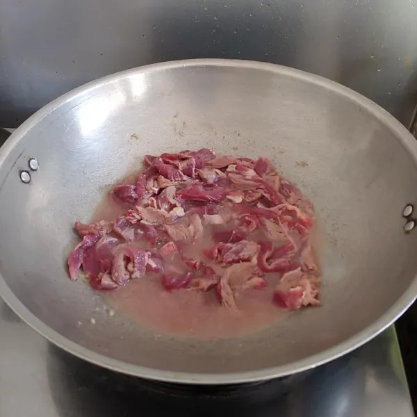 Masukkan daging aduk-aduk sebentar lalu beri air secukupnya, masak sampai mendidih.