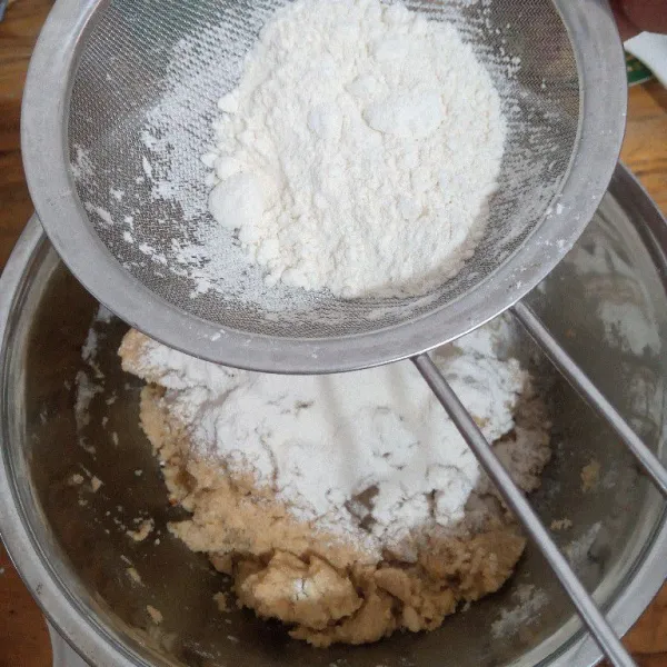 Masukkan tepung terigu dengan cara diayak.