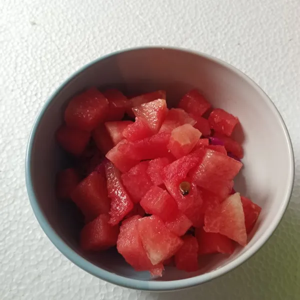 Masukkan buah semangka.