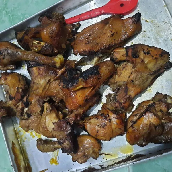 Ayam yang sudah dibakar siap disajikan.