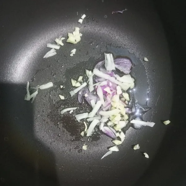 Panaskan minyak tumis bawang merah dan bawang putih hingga harum.