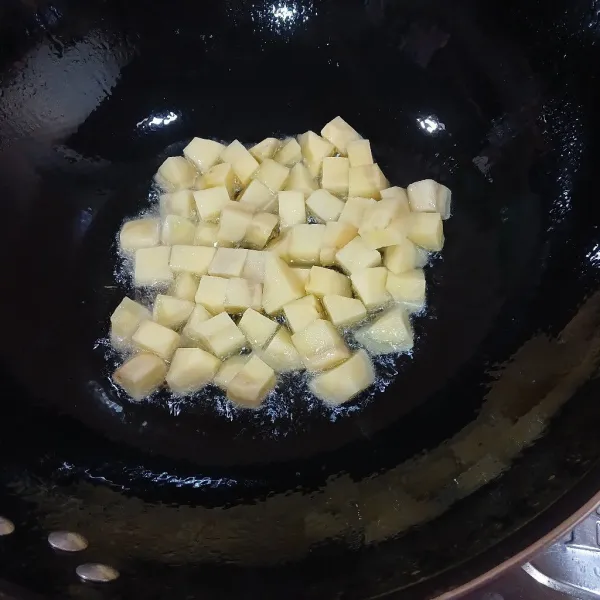 Kupas dan potong dadu kecil kentang. Goreng hingga berkulit, sisihkan.