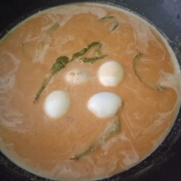 Setelah mendidih masukkan telur, aduk rata.