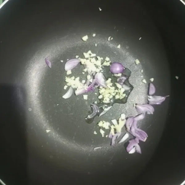 Panaskan minyak tumis bawang merah dan bawang putih yang sudah dicincang hingga harum.
