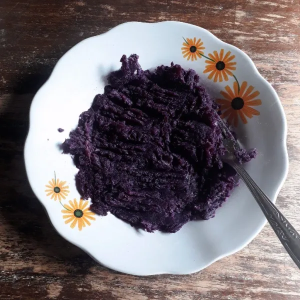 Kukus ubi ungu hingga empuk, haluskan dengan garpu selagi panas, sisihkan hingga dingin.