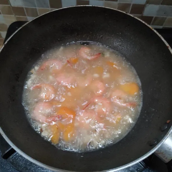 Masukan udang aduk sebentar lalu tambahkan air dan masukan wortel. Masak sampai mendidih dan wortel empuk.