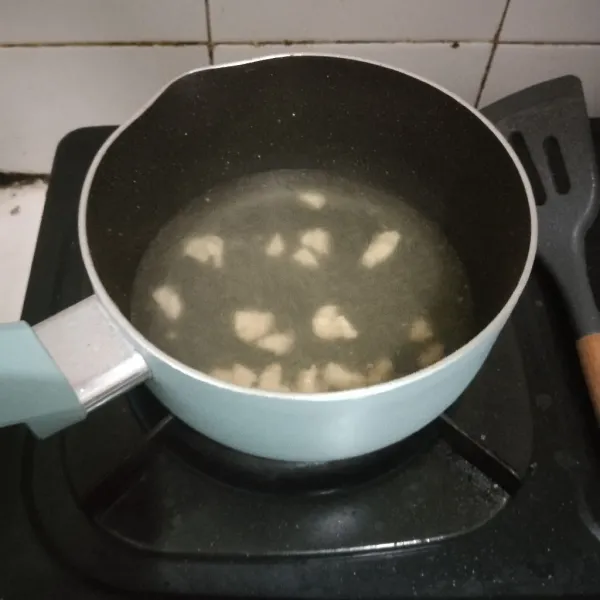 Masak hingga ayam berubah warna lalu tambahkan air.