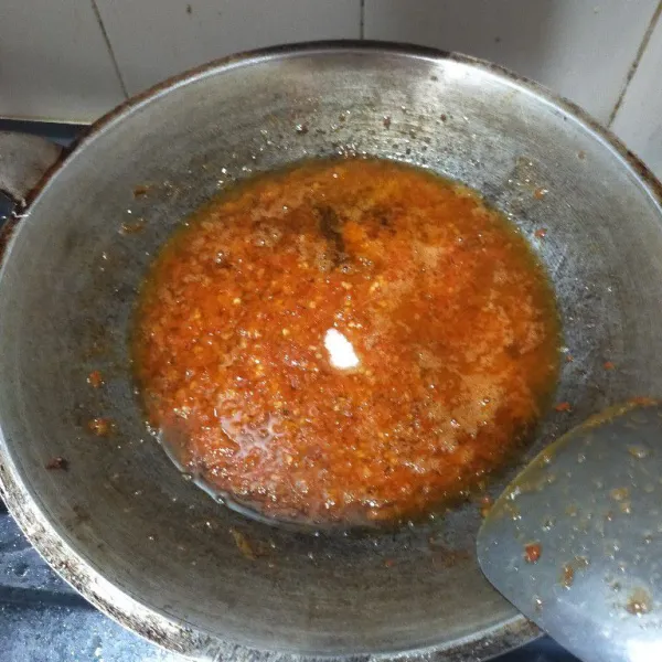 Goreng cabe yang sudah diblender, tambahkan garam dan kaldu ayam.