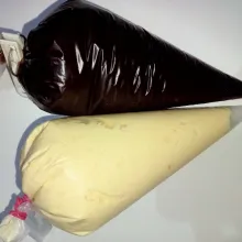 Masukkan vla dan adonan di dalam piping bag.